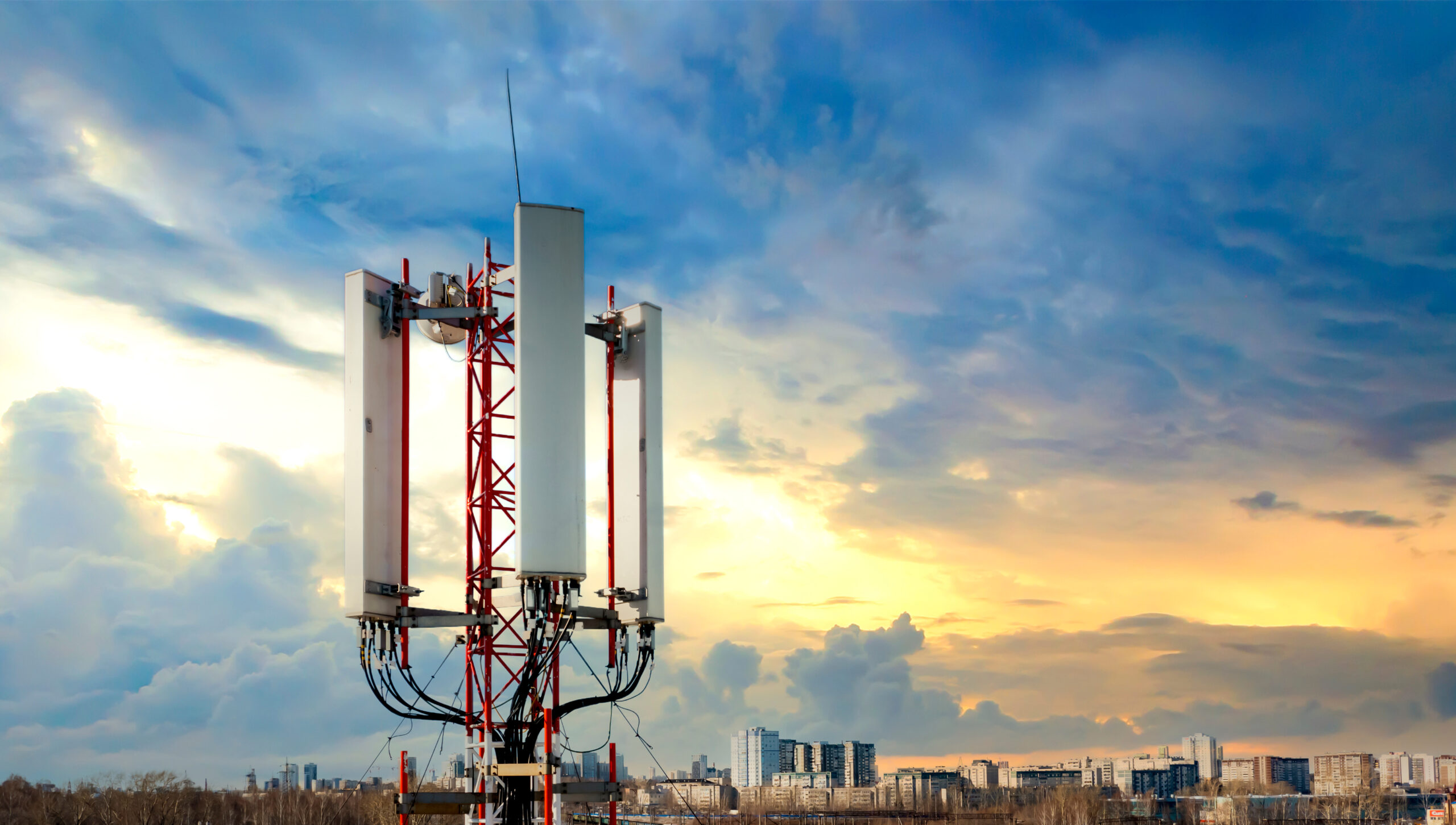 mobile terrestrial telecommunications repeater antenna equipped with the latest 4G and 5G technologies